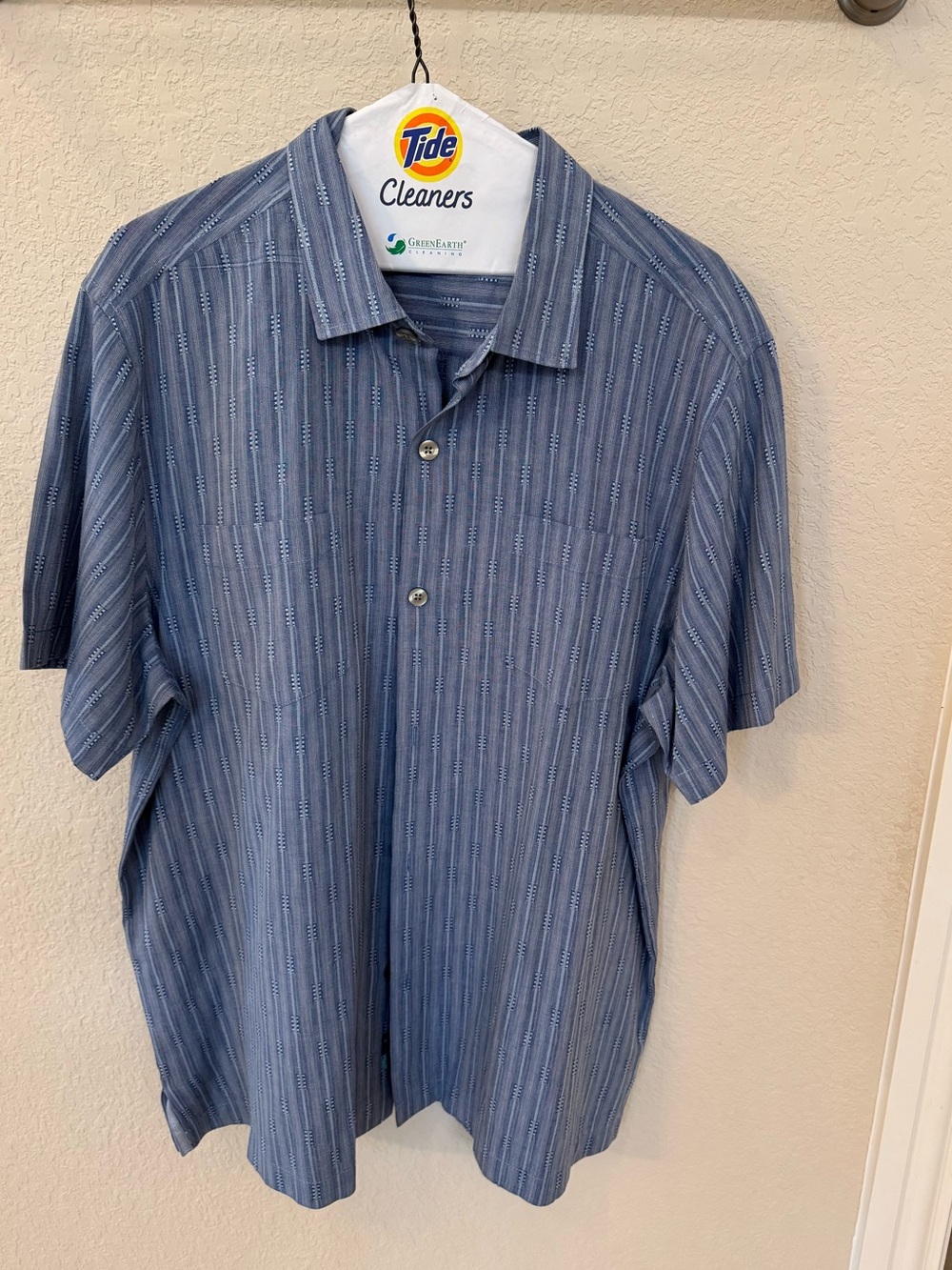 Tommy Bahama Blue Pattern Short-Sleeve Shirt. Size XL